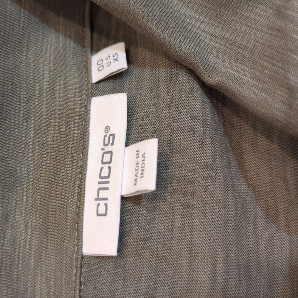 LIKE NEW Chico's Sage Collared Puffed Sleeve Henley Top Size XS - Picture 9 of 10